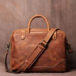 Sac à main homme cuir marron vintage et polyvalent sur fond Marron